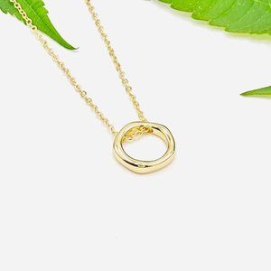 Simple gold circle pendant necklace